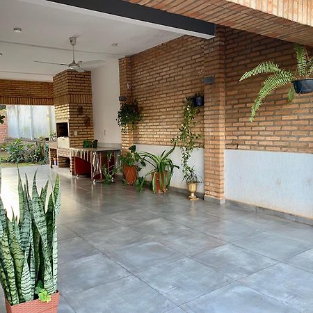 Agradable casa independiente con jardín y estacionamiento Ciudad del Este Exterior foto