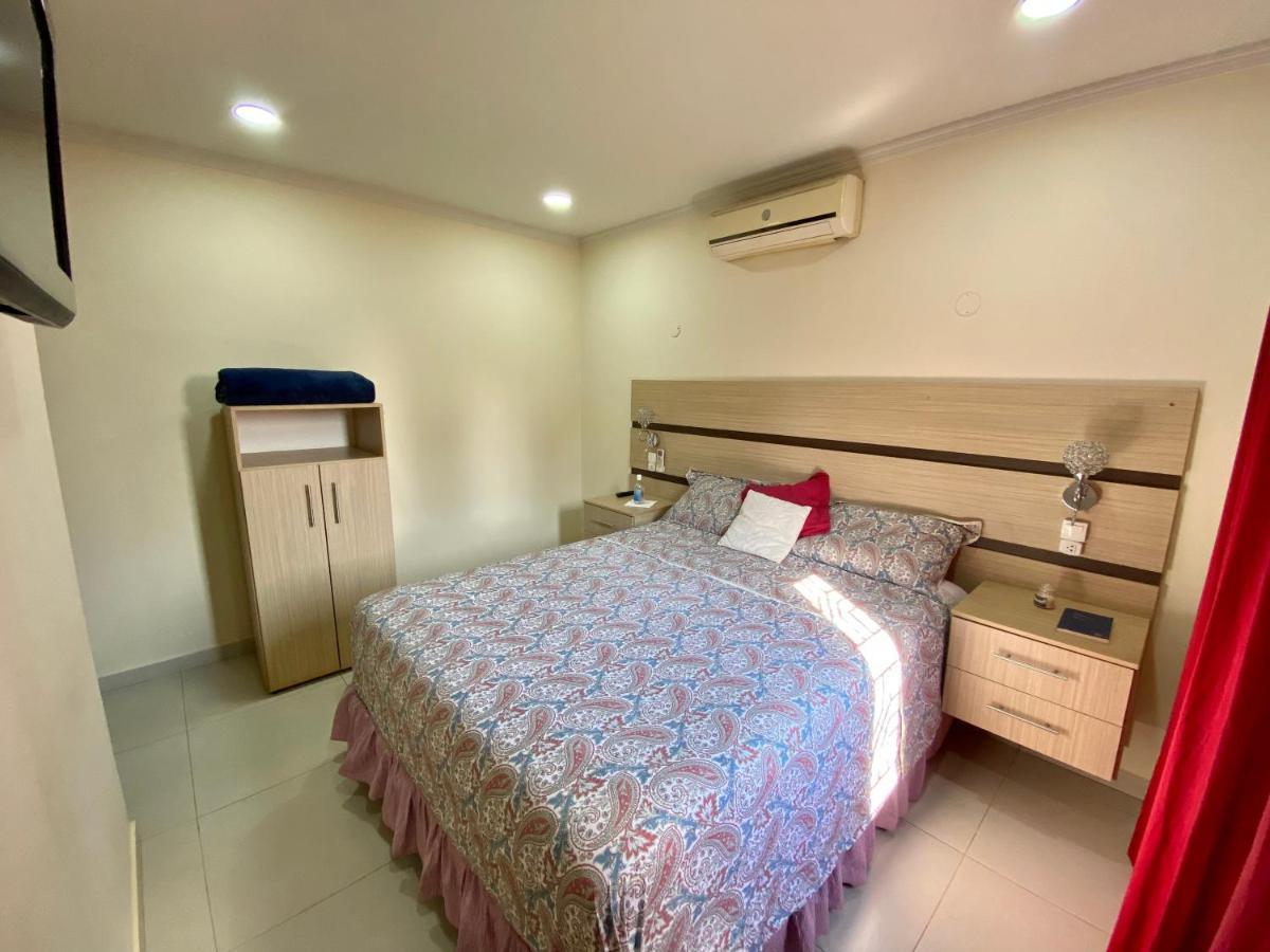 Agradable casa independiente con jardín y estacionamiento Ciudad del Este Exterior foto