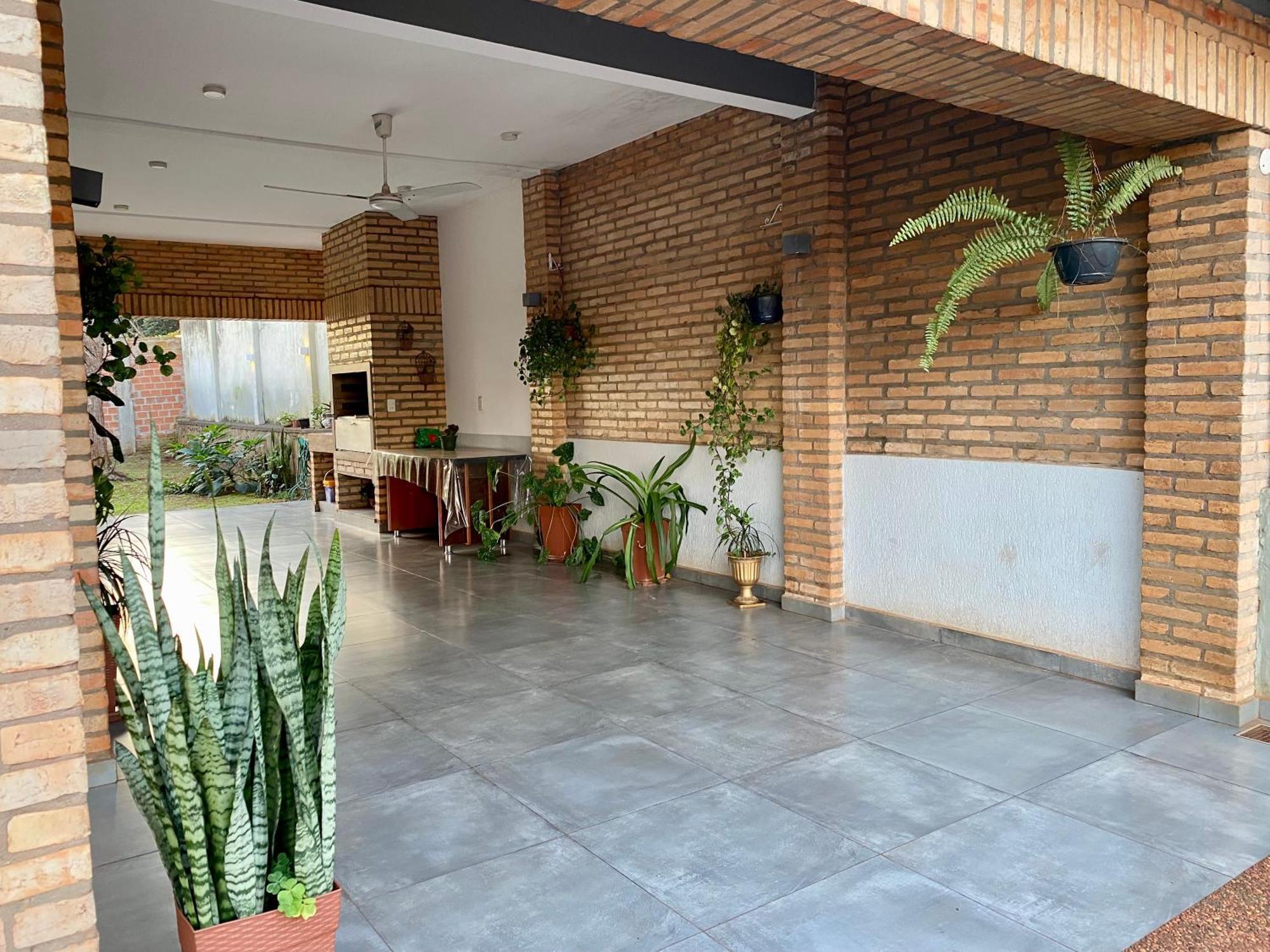 Agradable casa independiente con jardín y estacionamiento Ciudad del Este Exterior foto