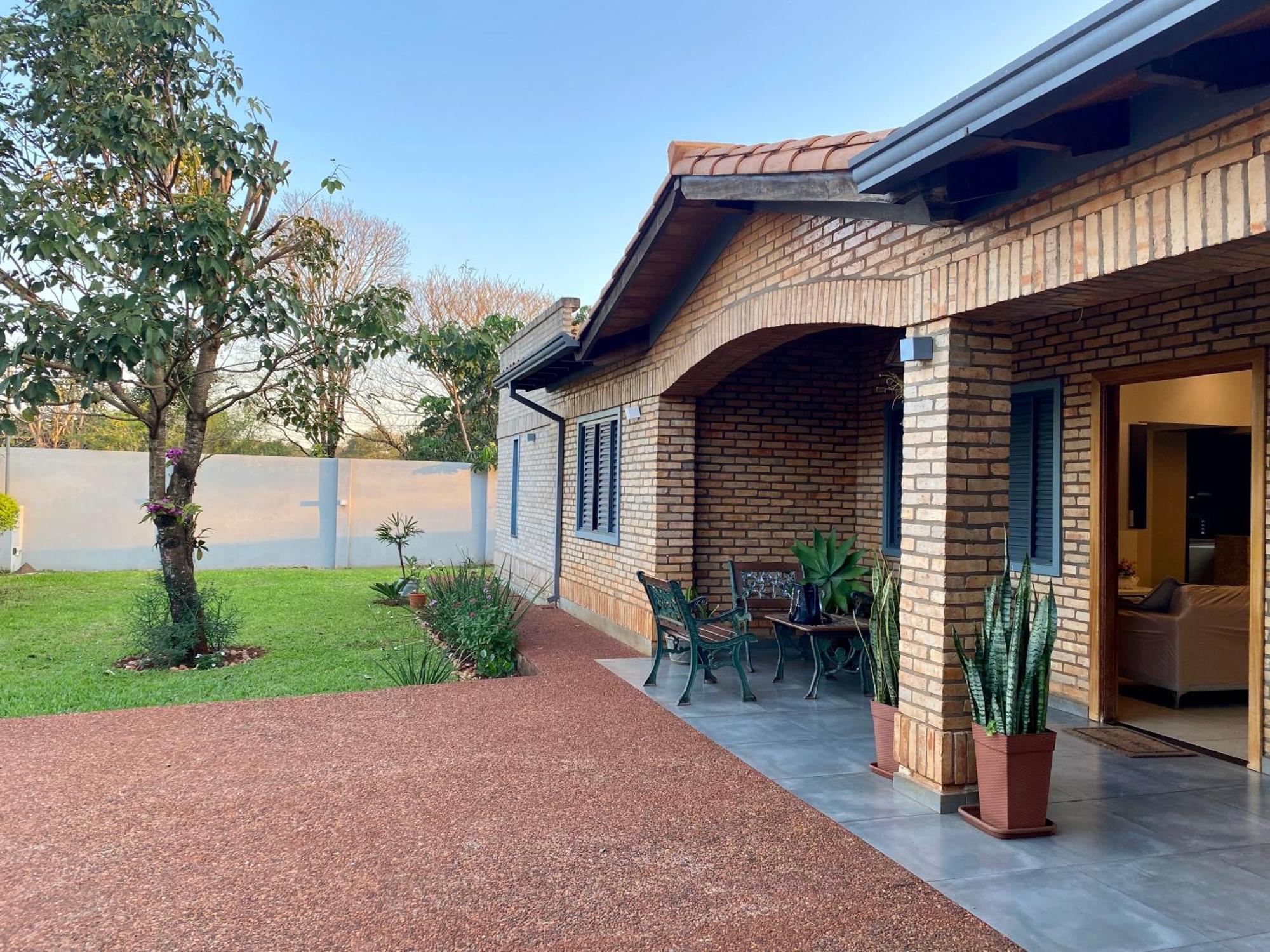 Agradable casa independiente con jardín y estacionamiento Ciudad del Este Exterior foto