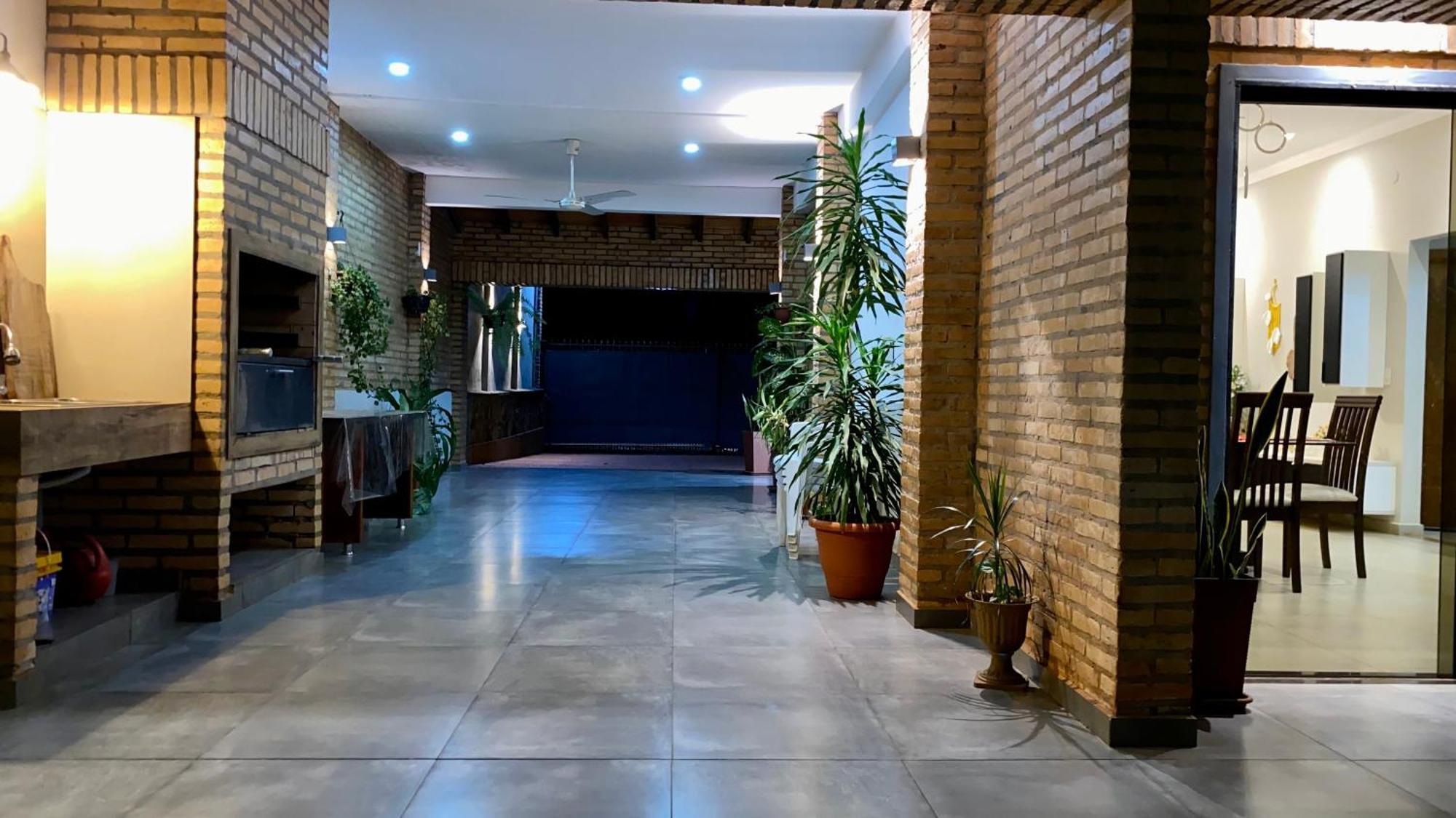 Agradable casa independiente con jardín y estacionamiento Ciudad del Este Exterior foto